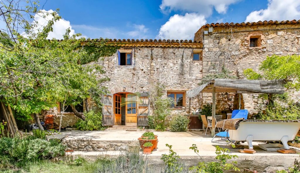 Invertir en una Masia amb Terreny Rústic: Què és i Com Aprofitar-ho